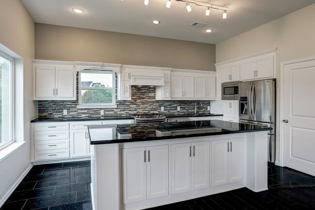 Building Photo - 2613 Waugh Dr