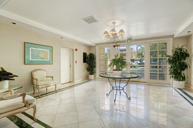 Building Photo - 435 Arnaz Dr