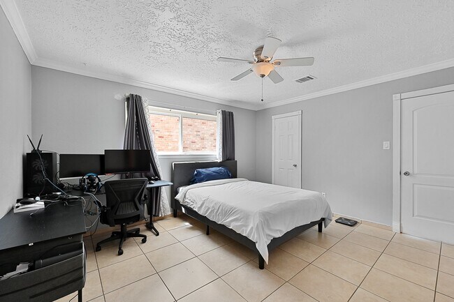 Building Photo - 12714 Huntington Field Dr