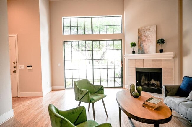 Building Photo - 5950 Lindenshire Ln