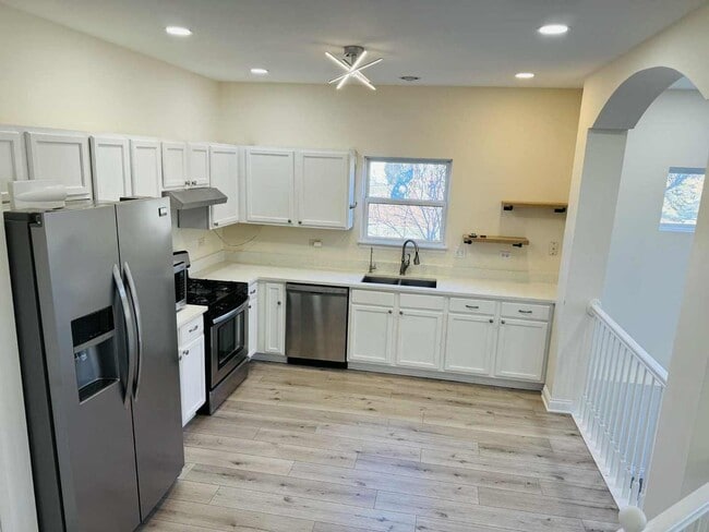 Building Photo - 425 Claire Ave