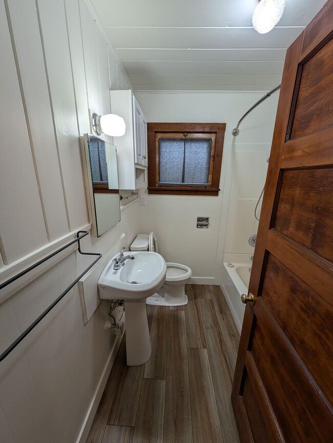 Building Photo - Manette View Apartment For Rent! Will Not ...