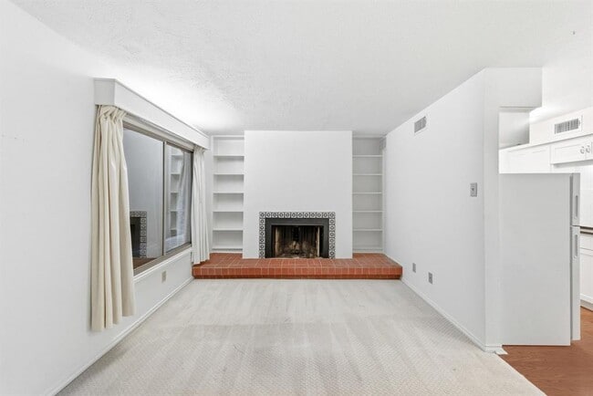 Building Photo - 505 W 7th St