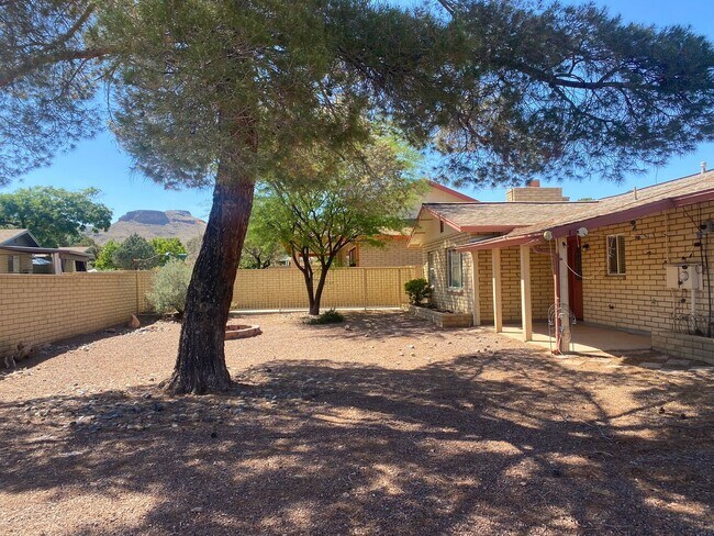 Building Photo - 3 Bedroom 2 Bathroom Home