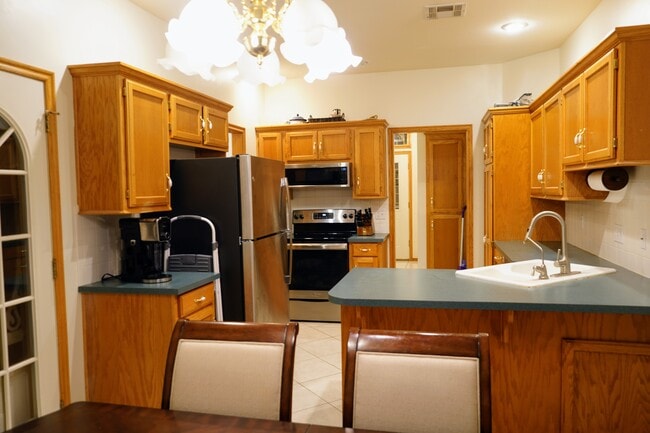 Building Photo - 417 Oakdale Dr