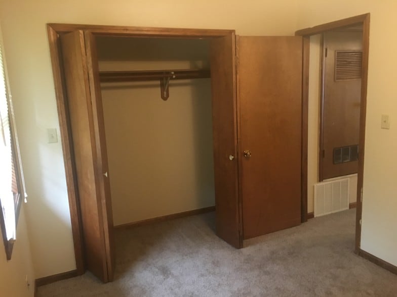 bedroom closet - 614 Cantebury Dr