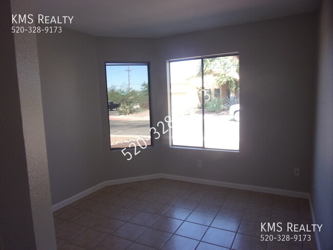 Building Photo - 3 Bedroom 2 Bath- 10048 E Desert Aire Driv...