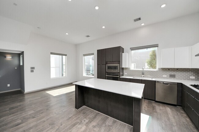 Building Photo - 2302 Johnson St