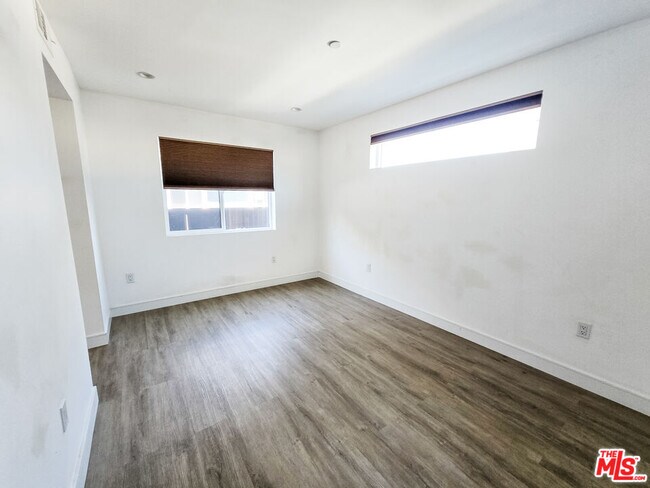 Building Photo - 3524 Bronson Ave