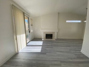 Building Photo - 1 Bedroom Condo - W Tropicana/Decatur - 2nd floor unit.