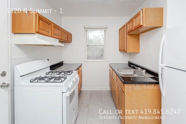 Building Photo - Newly Renovated 2-bdrm Lower Unit Availabl...