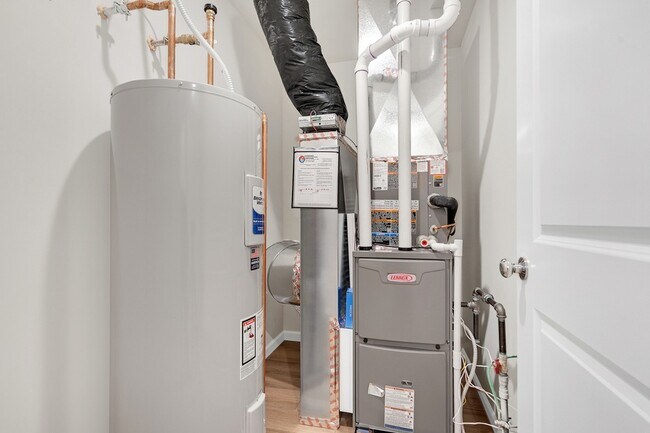 Building Photo - 5913 Hawkweed Dr