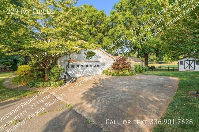 Building Photo - 223 Ivy Cir