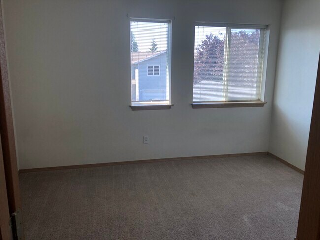 Building Photo - 5475 Glenridge Way