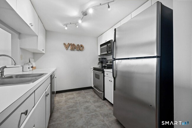 Building Photo - 127 Greyrock Pl