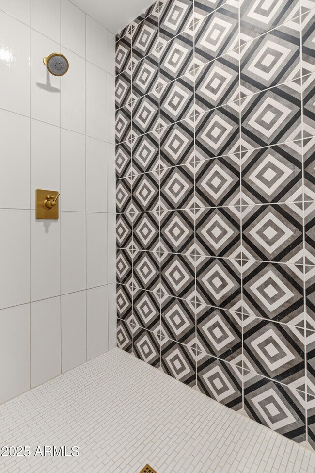 Building Photo - 4601 N Royal View Dr