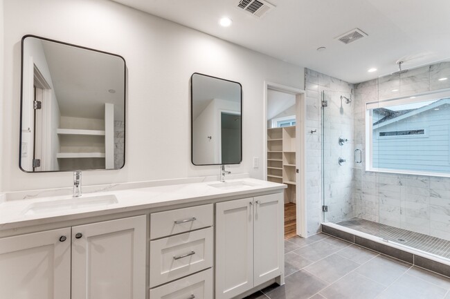 Building Photo - Newer 2 bedroom townhome in Lakewood with yard and office!