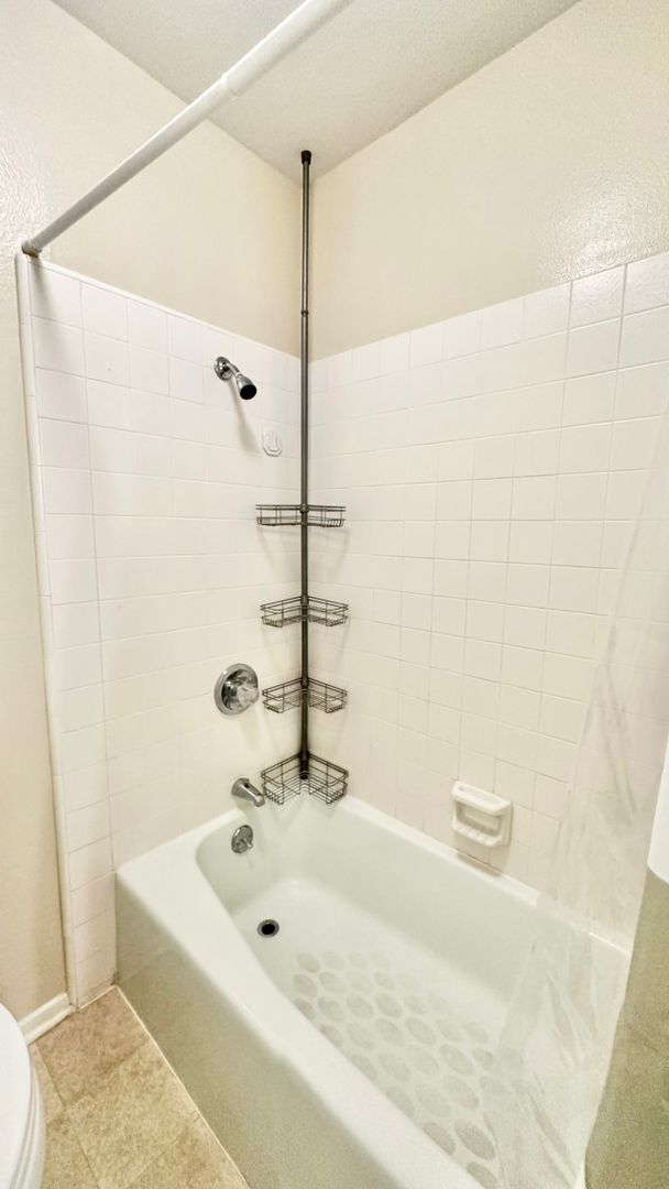 Building Photo - Beautifully Remodeled Upstairs Condo Unit with Private Balcony Patio in Downtown Fallbrook!