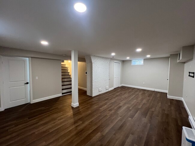 Building Photo - 296 Oak St