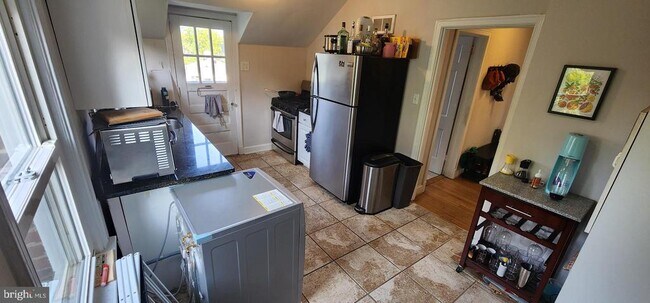 Building Photo - 1227 N Utah St