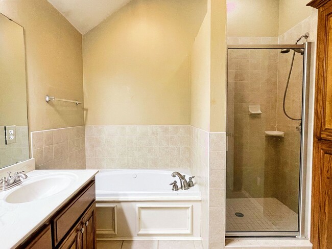 Building Photo - Absolutely Gorgeous Home in Moore with Spa...