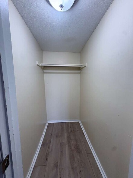 Building Photo - 220 Lenox St