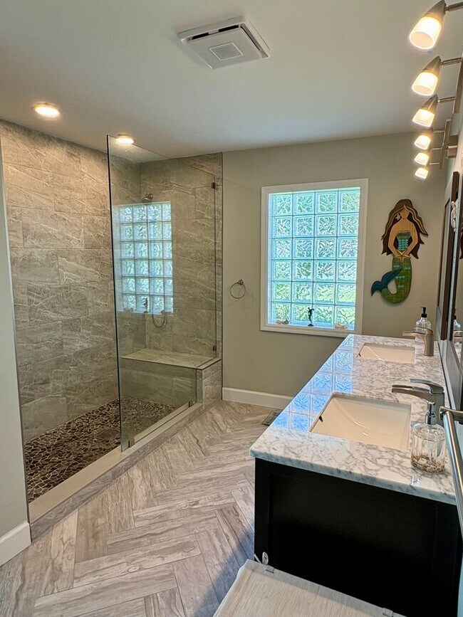 Building Photo - 3/2/2 with huge screened-in lake view patio in The Pines/Jensen Beach