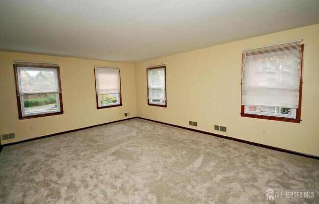 Building Photo - 6 Heather Ln