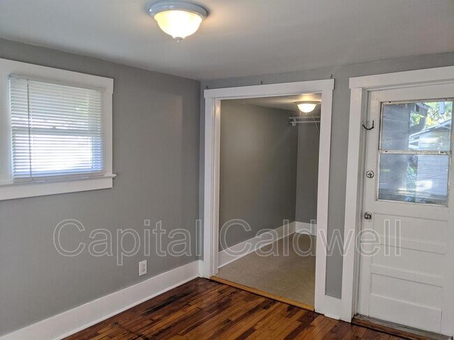 Building Photo - 304 E Hanna Ave