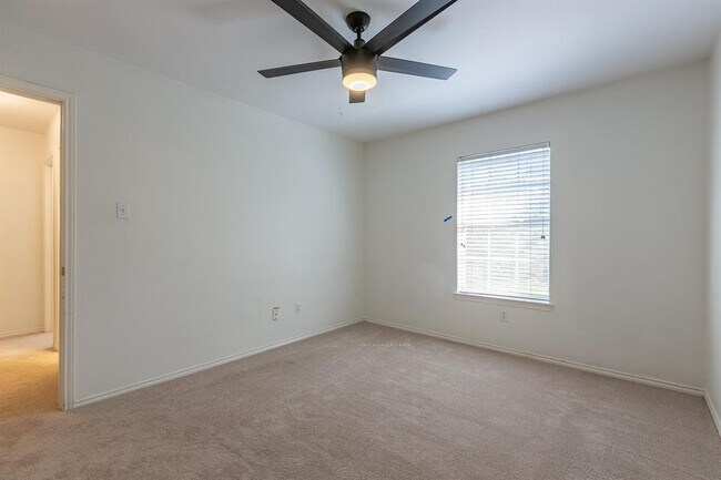 Building Photo - 2308 Sandra Dr