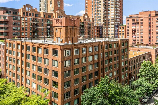 Primary Photo - 300 Albany St