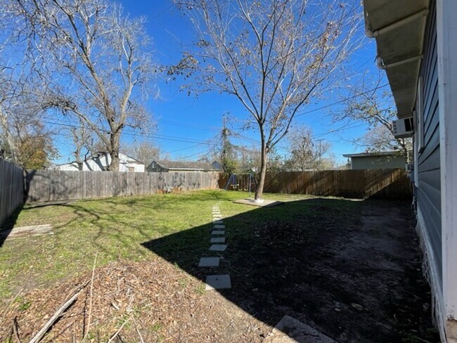 Building Photo - Quaint Home!