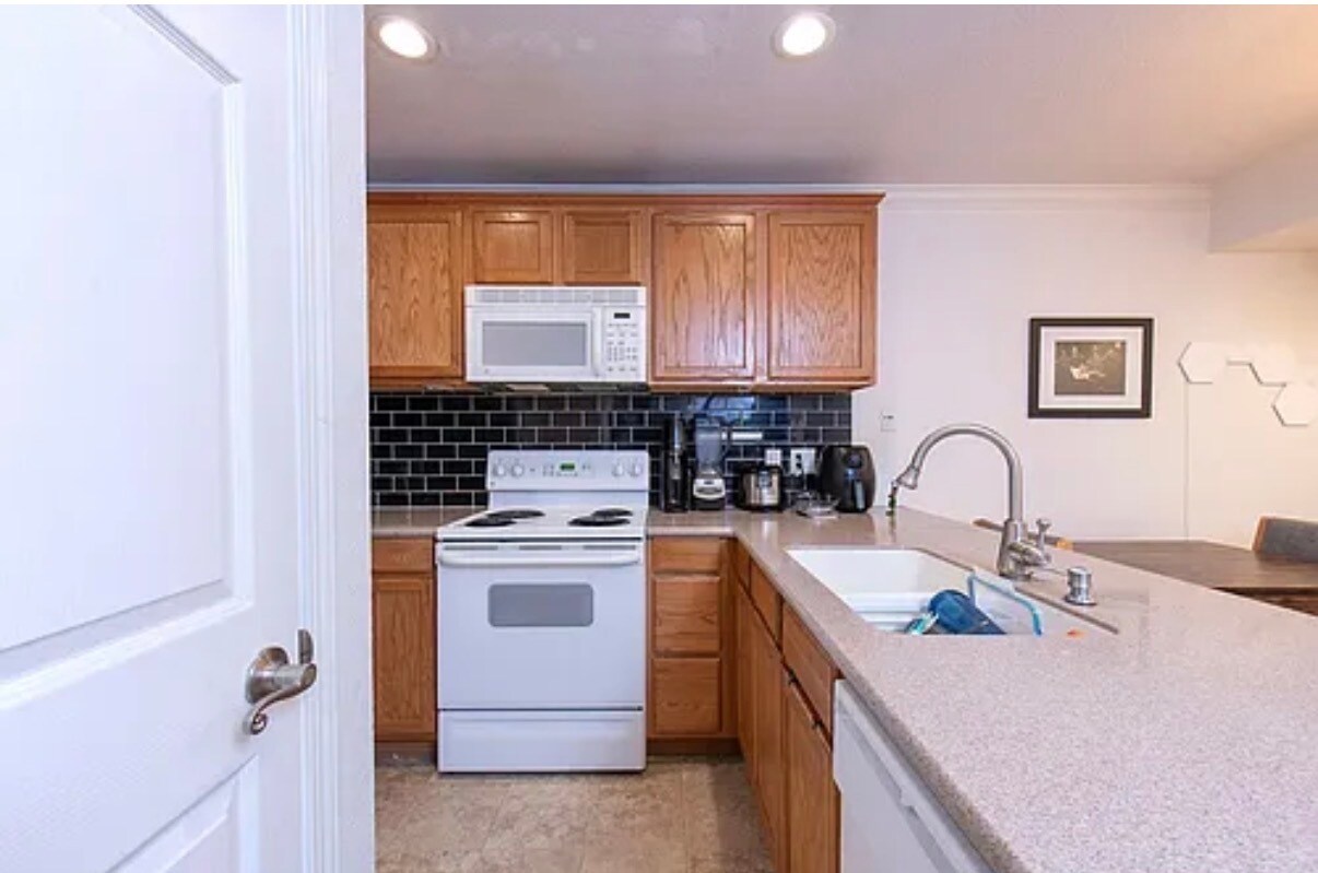 Building Photo - 2909 Huntington Blvd