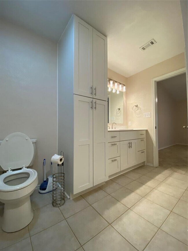 Building Photo - 1202 Thorpe Ln