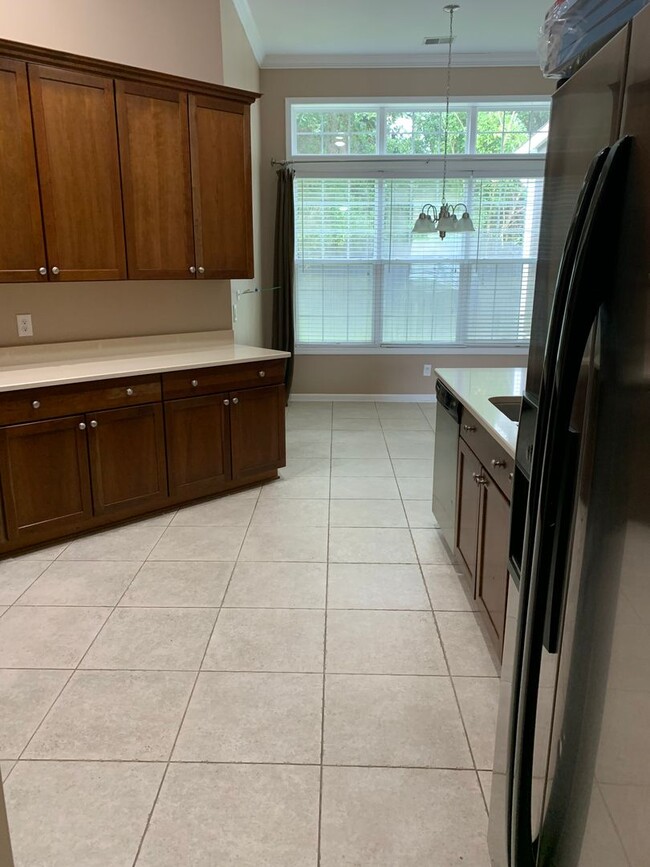 Building Photo - 4 bed 2 bath