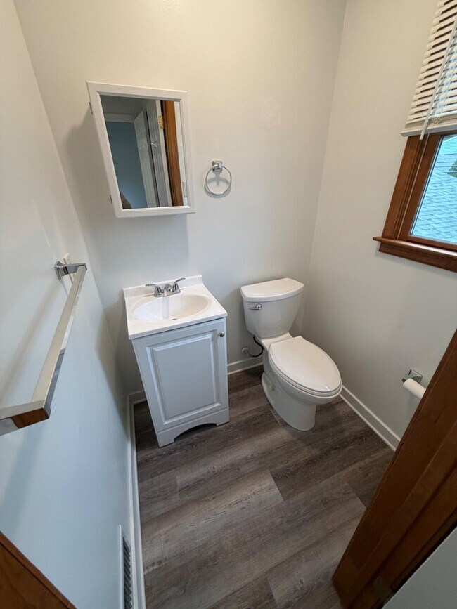 Building Photo - 122 Pine Glen Rd