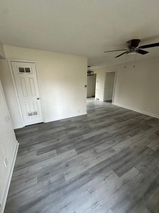 Building Photo - 4 bedroom 1 bath