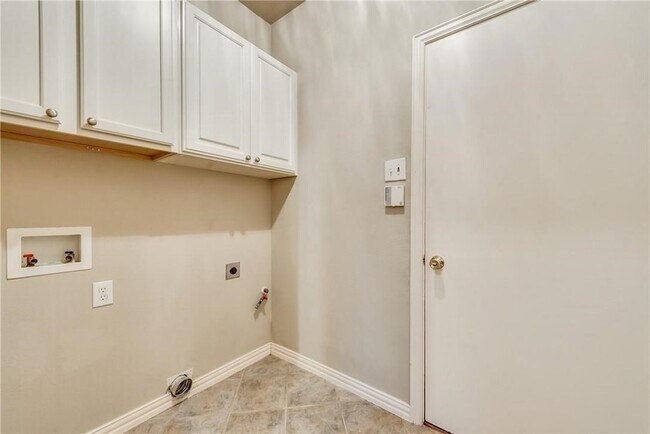 Building Photo - 2016 Deer Path Ct