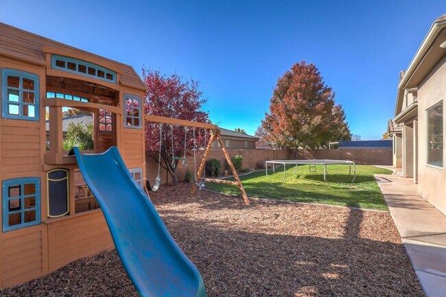 Building Photo - Beautifully Designed 5 Bedroom Home in Was...