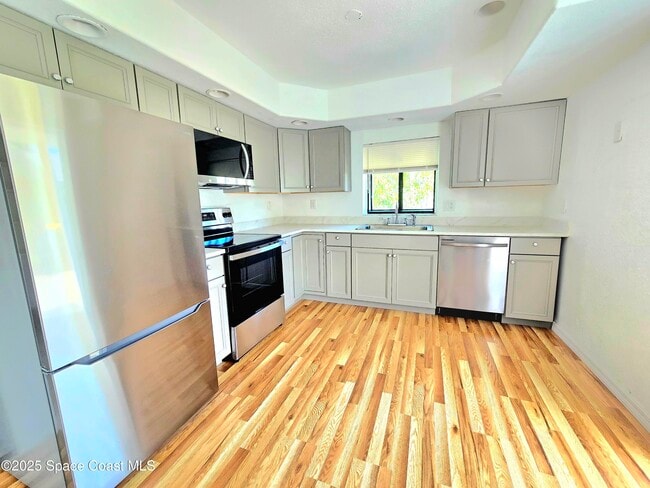 Building Photo - 484 Poinciana Dr