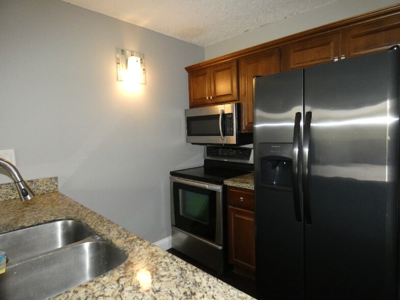 Building Photo - 2701 Riverside Dr