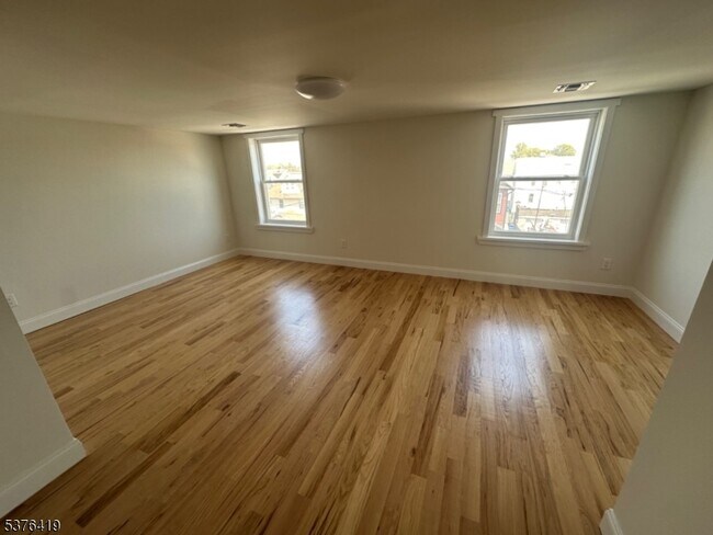 Building Photo - 922 Kenneth Ave