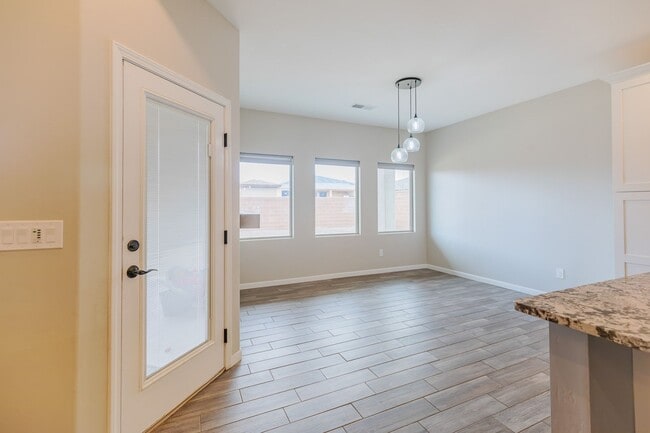 Building Photo - Modern 4 Bed 3 Bath - Pets Allowed!