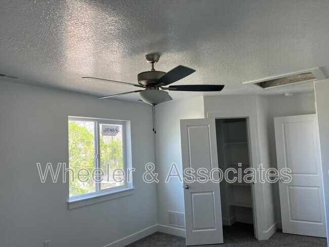 Building Photo - 318 38th St