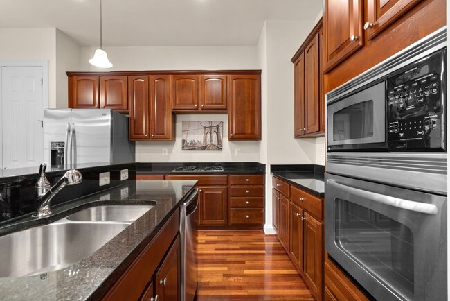 Building Photo - 3 Bed 2.5 Bath - Gaithersburg Townhouse - ...