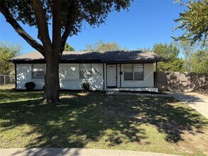 Building Photo - 1833 Grove Cir