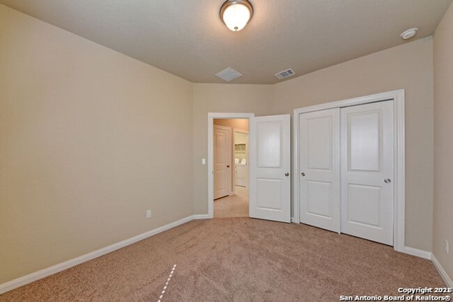 Building Photo - 3 Bed 2.5 Bath