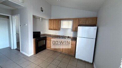 Building Photo - 522 S Mesa Dr