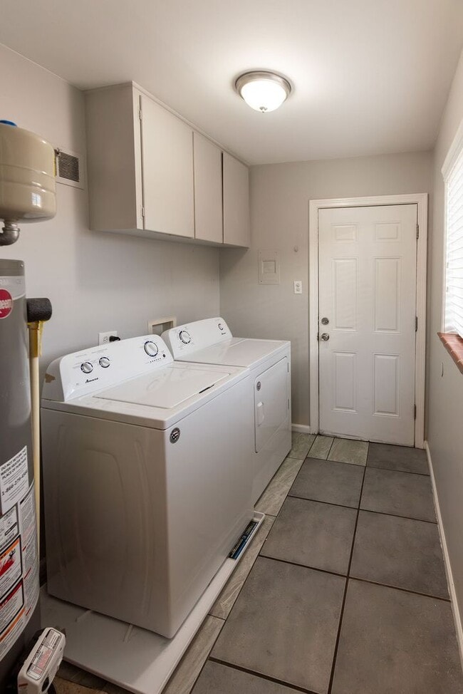 Building Photo - Move in now — $0 rent due until February 1st! - 3BR/2BA Single-Family Home Across from Sloan’s La...