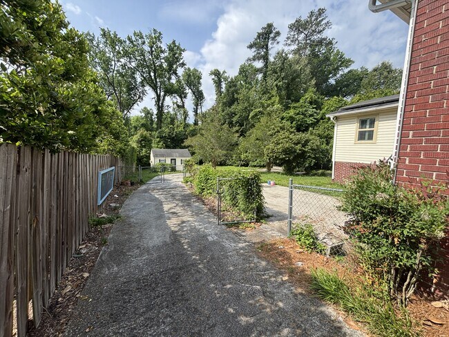 Building Photo - 726 Wisteria Dr